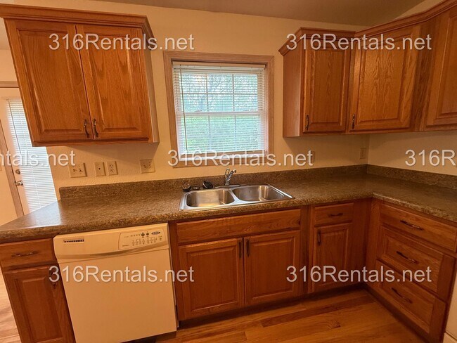 Building Photo - $1,595 - 3 bed 2 bath - Beautiful Remodeled Duplex Home Available Now!