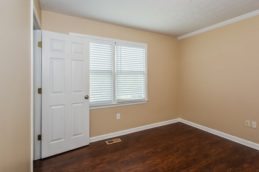 Building Photo - 134 Oak Landing Dr S