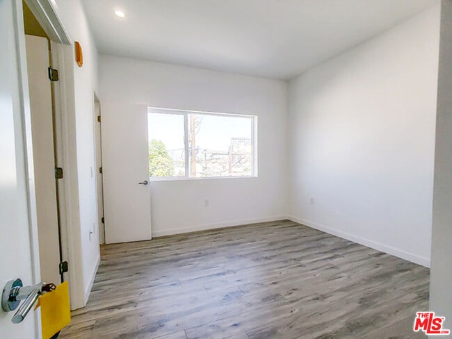 Building Photo - 1229 S Kingsley Dr