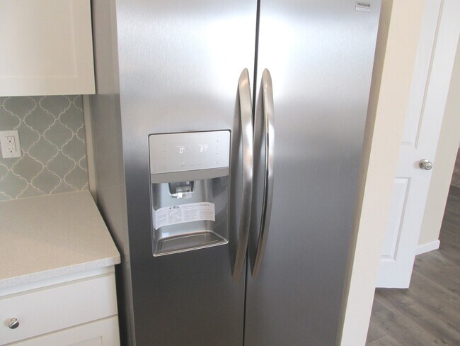 Building Photo - $500 off 1st month! New carpet, hardwoods, quartz counters, 4 Br 2.5 bth  fenced yard, walk to park!