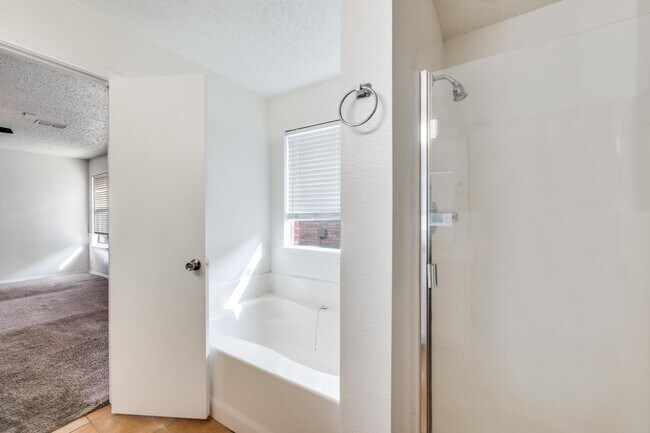 Building Photo - 10141 Chapel Rock Dr