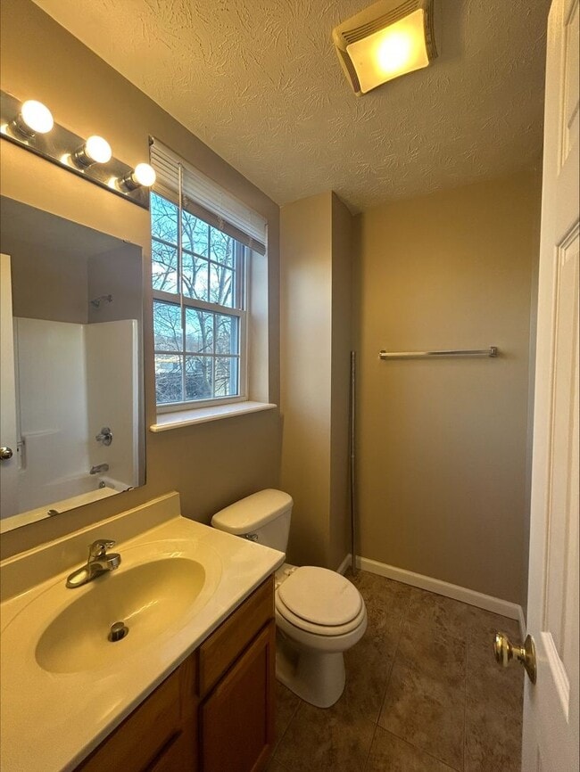 Building Photo - Large 3 Bedroom Townhome Available For Short-Term Lease! Brand New Flooring and Paint!
