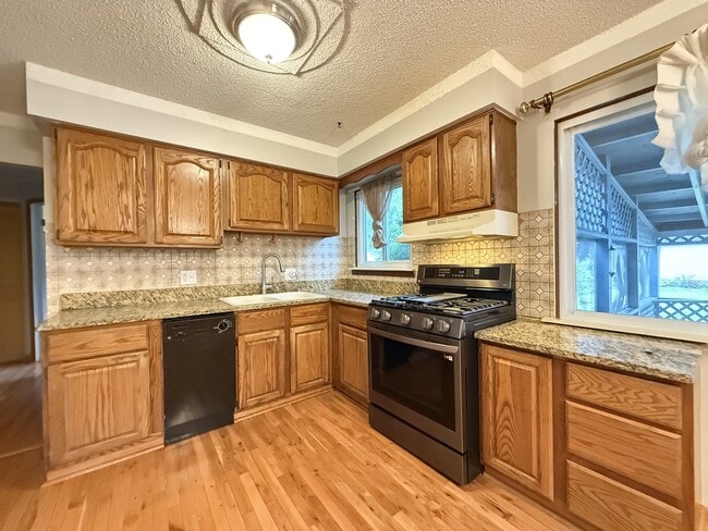 Building Photo - 208 Wallace Dr