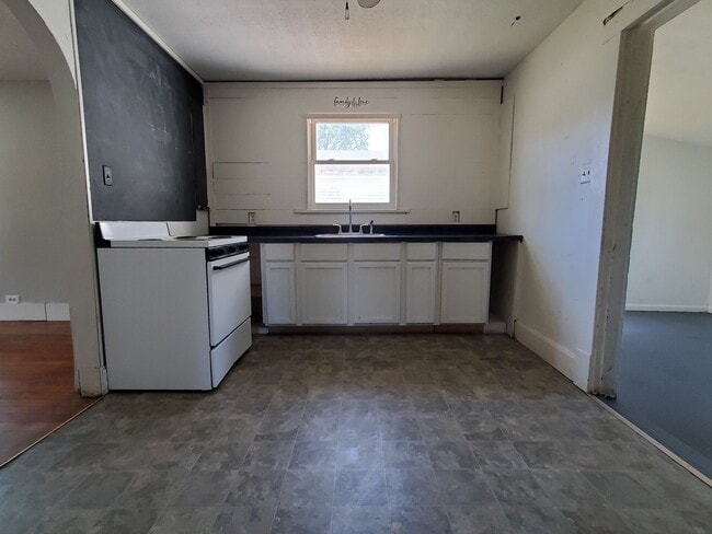 Building Photo - 2 Bedroom House in Clinton, IN