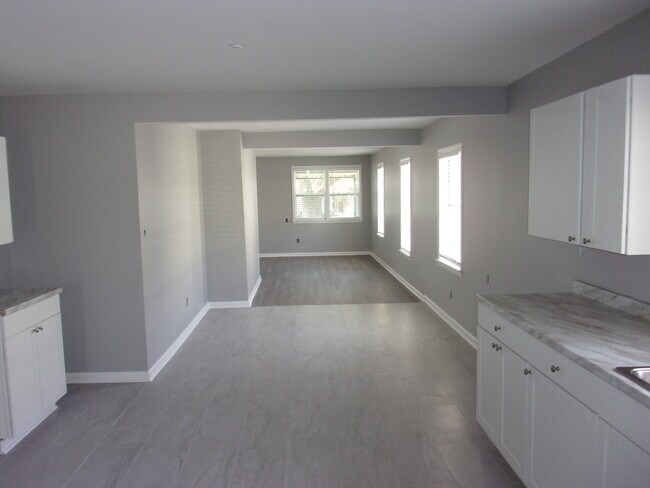 Building Photo - 1594 Oakwood St