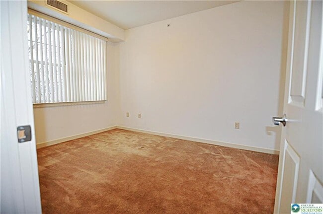Building Photo - 2121 Hokendauqua Ave