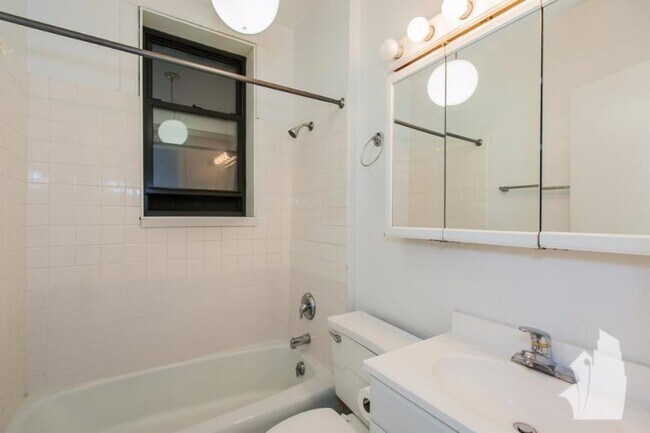 Building Photo - 2 bedroom in Chicago IL 60610