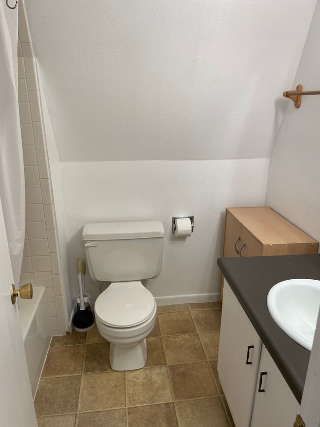 Building Photo - 2 bedroom, 1.5 bath 1,484 sqft
