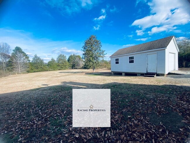 Building Photo - Welcome to your next home adventure in the charming town of Gray Court!