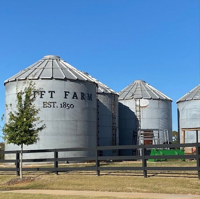 Building Photo - Clift Farm townhome with a fence and 3 car garage