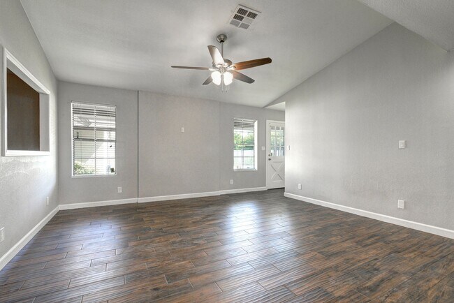 Building Photo - HUGE House In Tempe Close to ASU