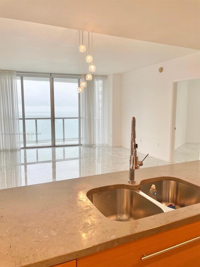 Building Photo - 475 Brickell Ave