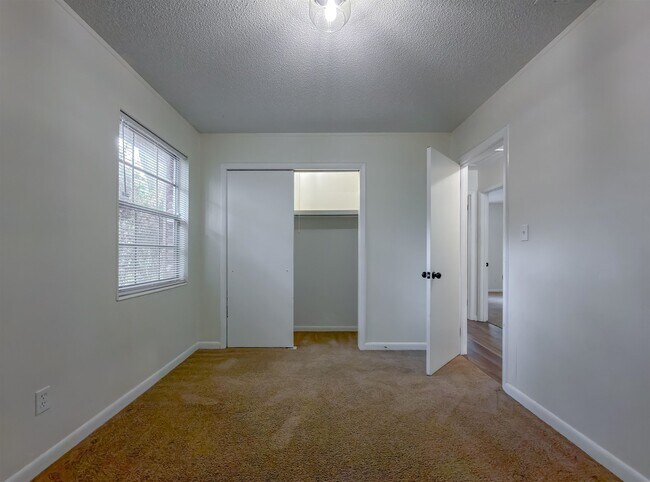 Building Photo - 307 Sweetbriar Dr