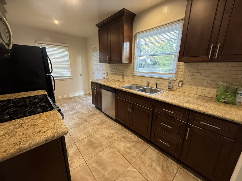 Kitchen - 10901 Huston St