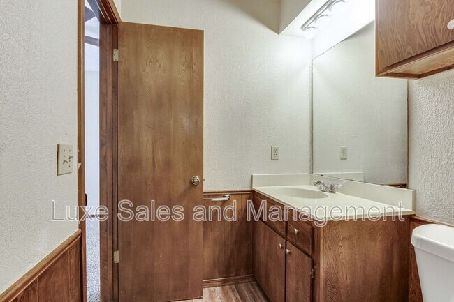 Building Photo - 6004 Paramount Dr