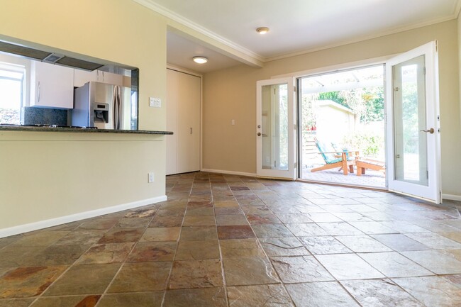 Building Photo - Beautiful 3b2b Home with Private Fenced Ya...