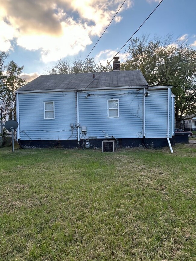 Building Photo - RENT THIS 2 BEDROOM ON A QUIET BLOCK!