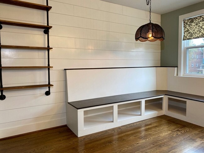 Building Photo - Charming 3 Bedroom/1 Bathroom Townhome in ...