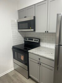 Building Photo - 3803 NE Colonial Dr