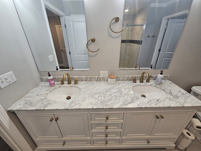 Building Photo - 2737 Celia Ave