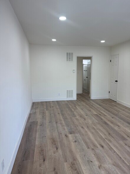 Building Photo - 11833 Goshen Ave