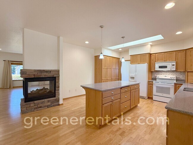 Building Photo - Spacious & Bright 3BD/3BA Home for Rent in...