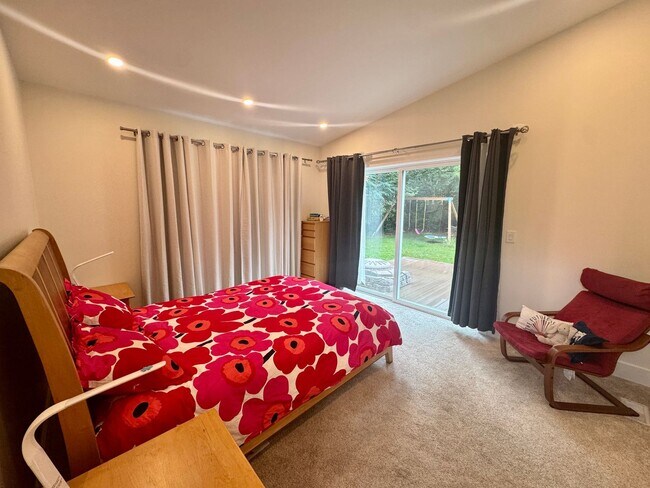 Building Photo - Fantastic Rambler in Lake Hills with A/C!