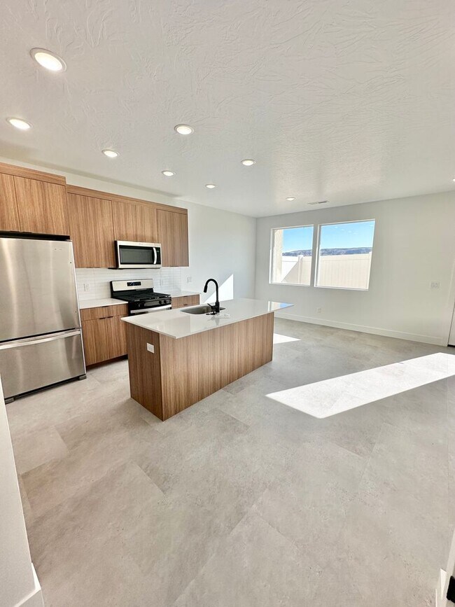 Building Photo - PET FRIENDLY!! HURRICANE TOWNHOME!