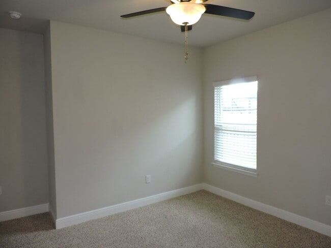 Building Photo - Beautiful home in gated community!