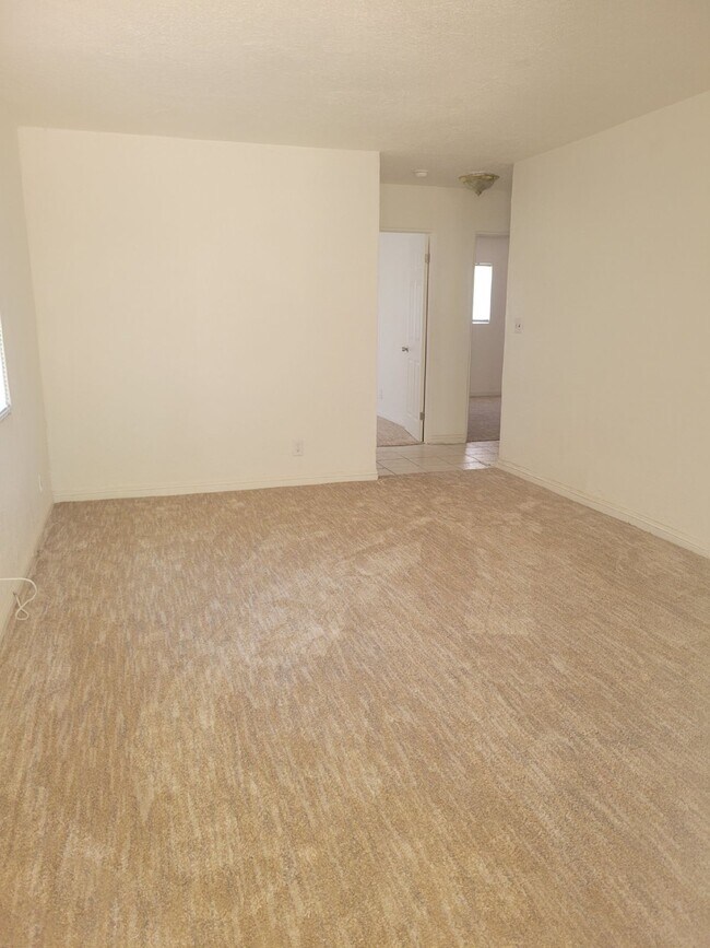 Building Photo - 3 Bedroom home conveniently located in the heart of Merced