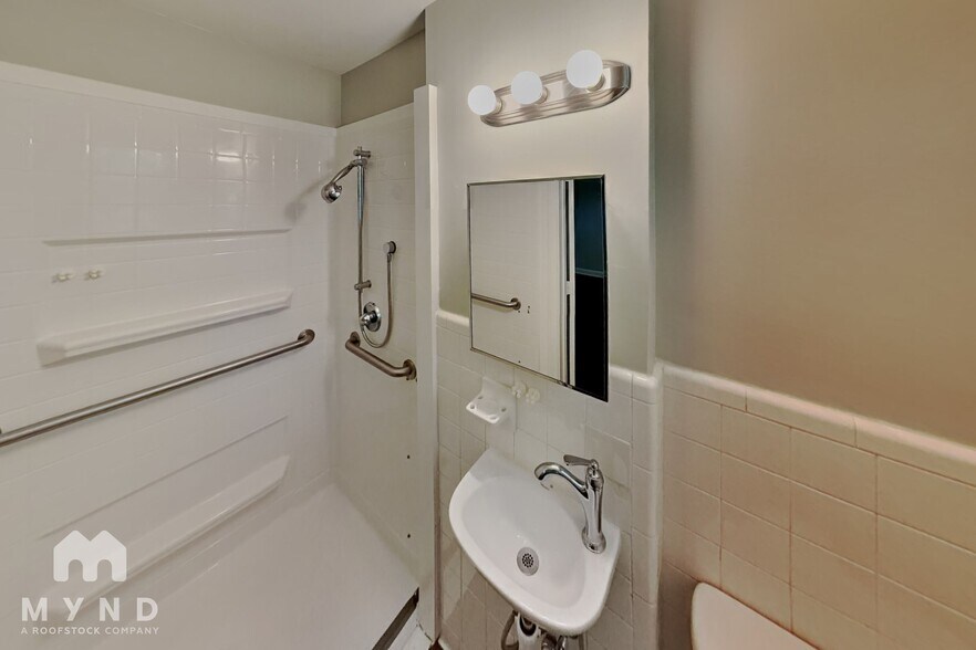 Building Photo - 5201 Pinebrook Dr
