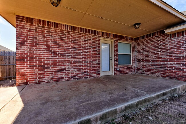 Building Photo - Spacious 3-Bedroom Home in Yukon – Modern ...