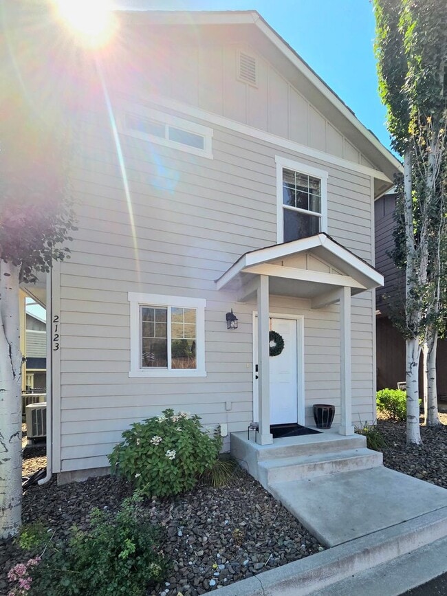Building Photo - 2123 Roper Ln