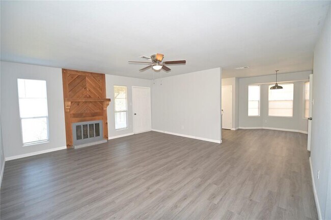 Building Photo - 112 Forestwood Dr