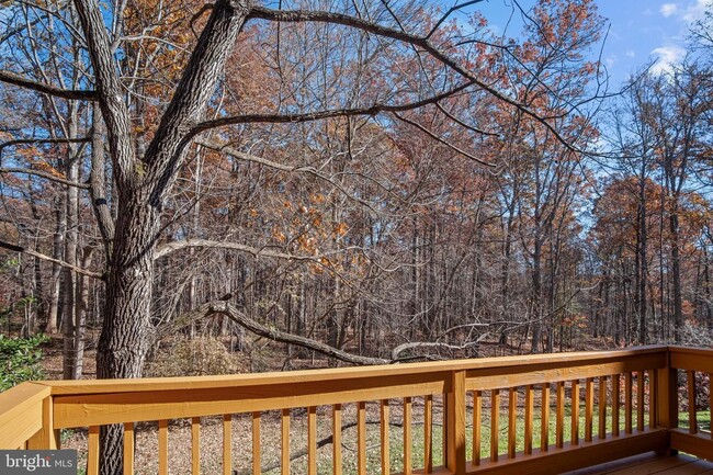 Building Photo - Charming Townhome with Modern Amenities