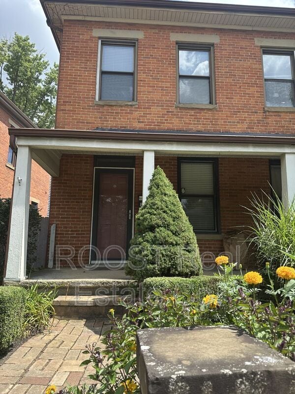 Building Photo - 820 Summit St