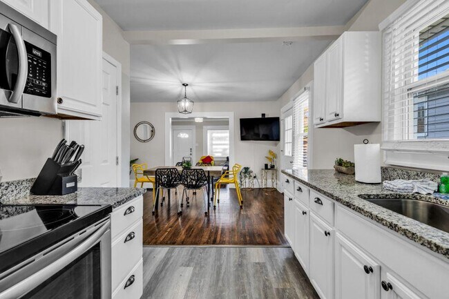 Building Photo - 820 Parkwood Ave