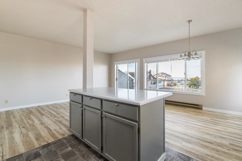 Building Photo - 628 N State St