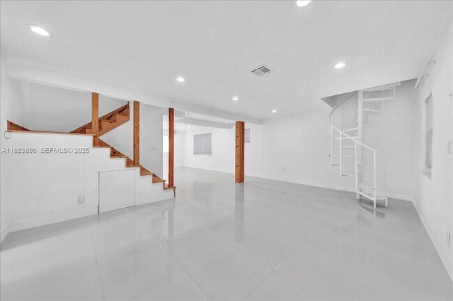 Building Photo - 348 Palm St