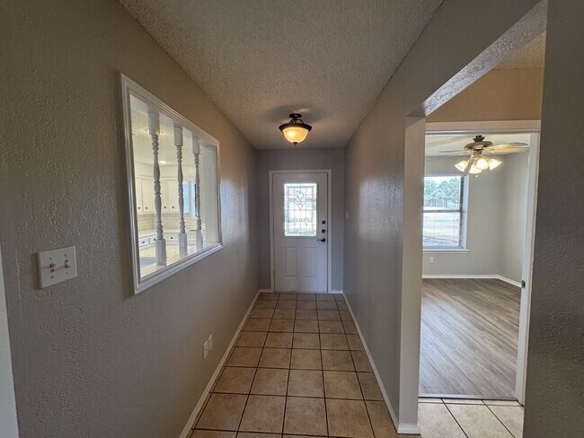 Building Photo - Stunning 3-Bedroom Haven with Cozy Firepla...