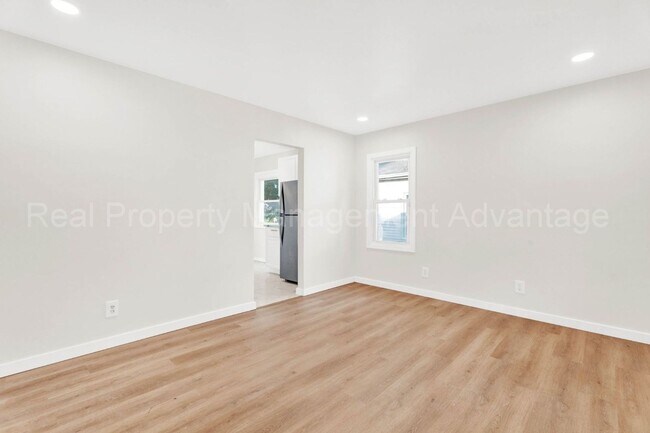 Building Photo - Gorgeous Kitchen and Bath in Hazel Park!