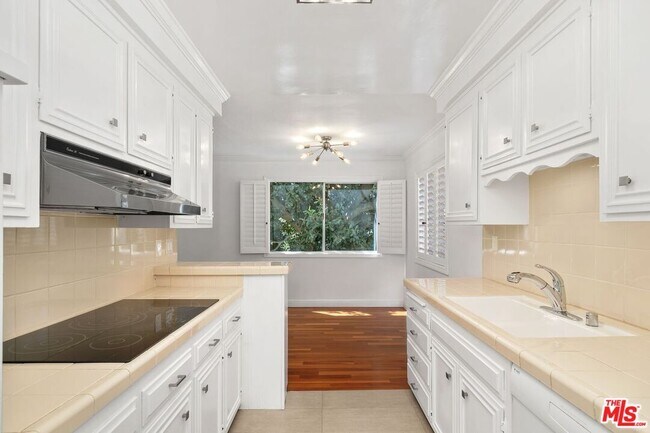 Building Photo - 404 San Vicente Blvd