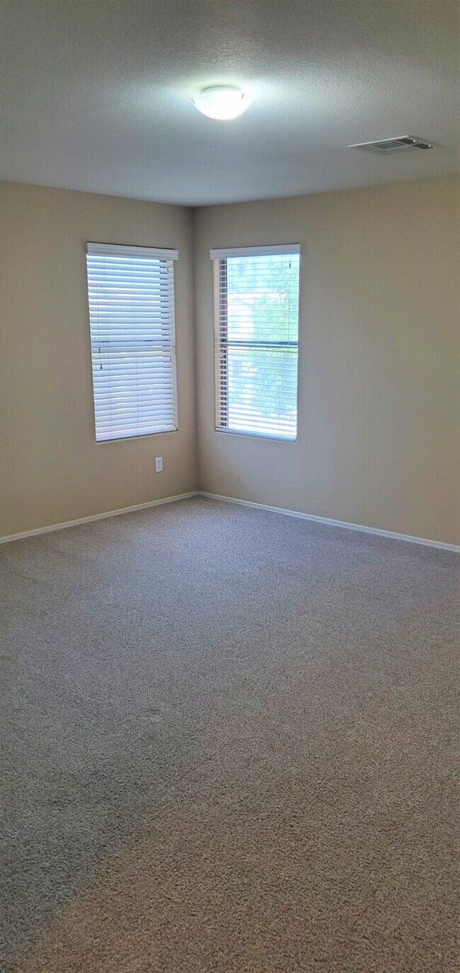 Building Photo - Beautiful 4-Bedroom Home For Rent in Queen...