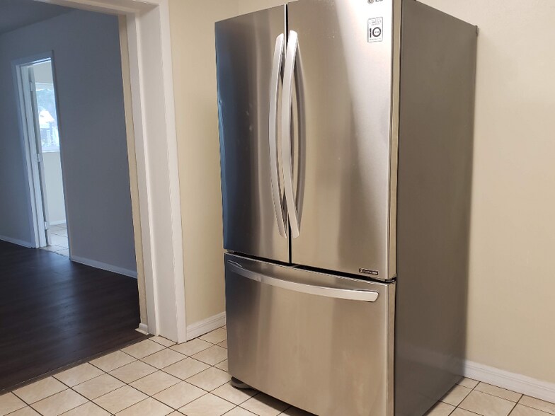 Building Photo - 820 Pineland Ave