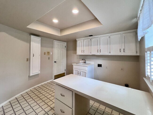 Building Photo - $3,700 Cole & Millbrook, 4 Bedroom House -...