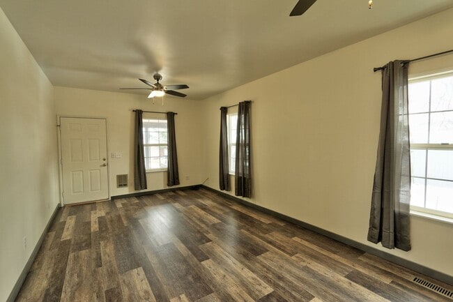 Building Photo - 2 Bedroom 1 Bath- House