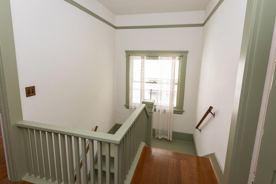 Building Photo - Large North Berkeley gem