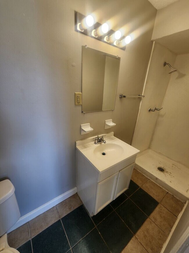 Building Photo - Lovely 4 bedroom 2 full bath bi-level home with large garage