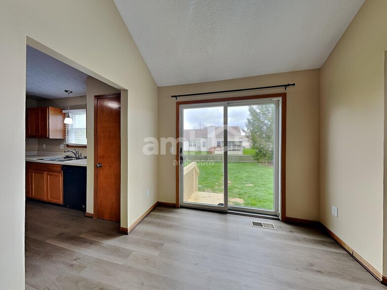 Building Photo - 555 Allis Pl E