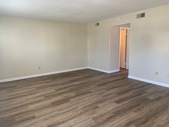 Building Photo - 3 BR Condo convenient to I-40 and Wendover...